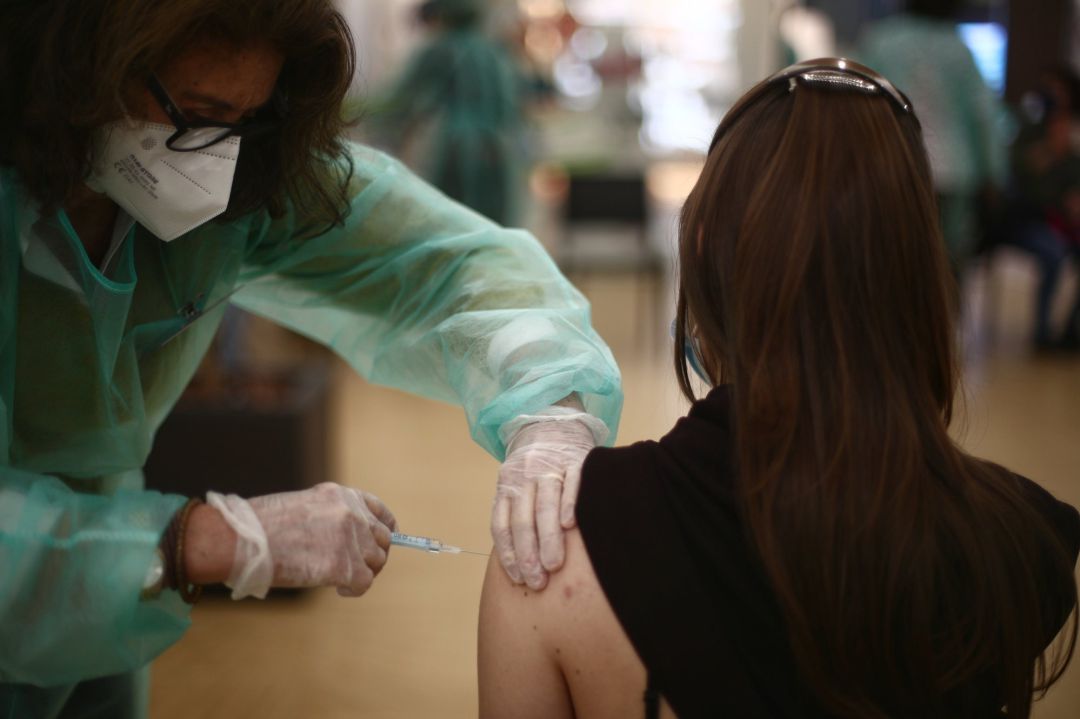 Una profesional farmacéutica recibe la vacuna contra la COVID-19, en la sede del Colegio Oficial de Farmacéuticos de Madrid (COFM), en Madrid. Una profesional farmacéutica recibe la vacuna contra la COVID-19, en la sede del Colegio Oficial de Farmacéuticos de Madrid (COFM), en Madrid.