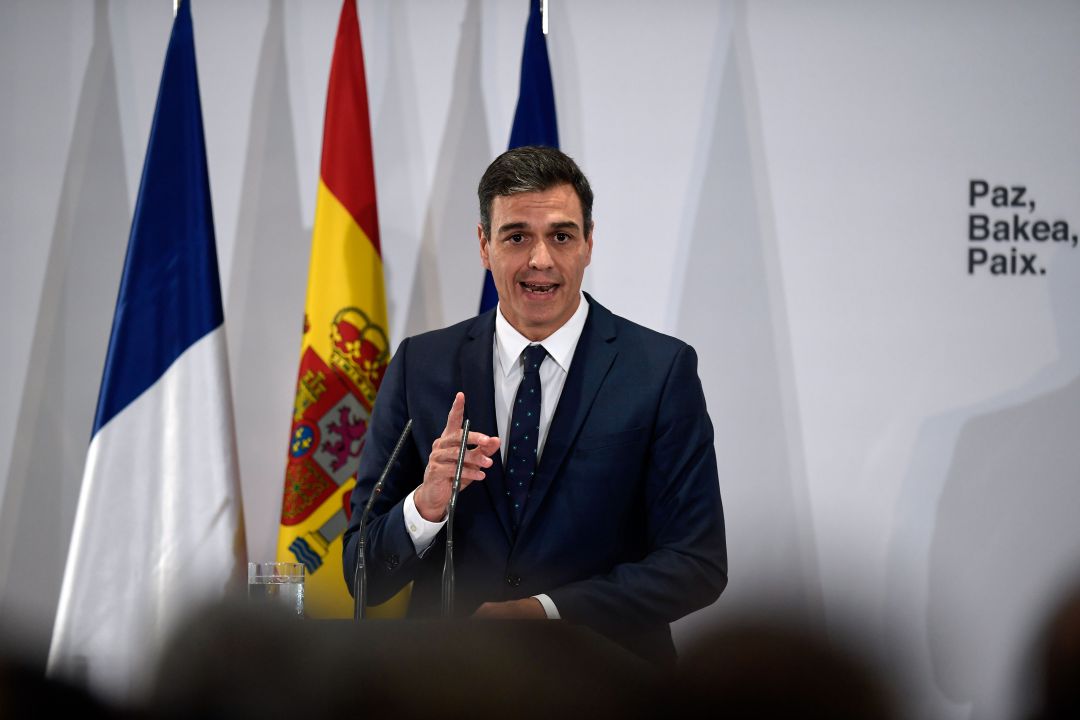 El presidente del Gobierno, Pedro Sánchez, en un acto en el año 2018 junto al Gobierno de la República francesa que celebraba la cooperación entre ambos gobiernos en la lucha contra ETA. El presidente del Gobierno, Pedro Sánchez, en un acto en el año 2018 junto al Gobierno de la República francesa que celebraba la cooperación entre ambos gobiernos en la lucha contra ETA.