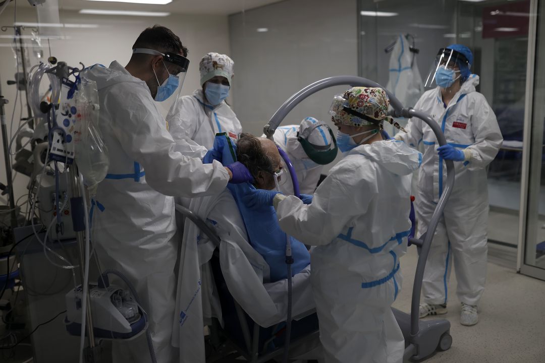 Varios sanitarios atienden a un paciente con Covid-19 en el Hospital Isabel Zendal. Varios sanitarios atienden a un paciente con Covid-19 en el Hospital Isabel Zendal.
