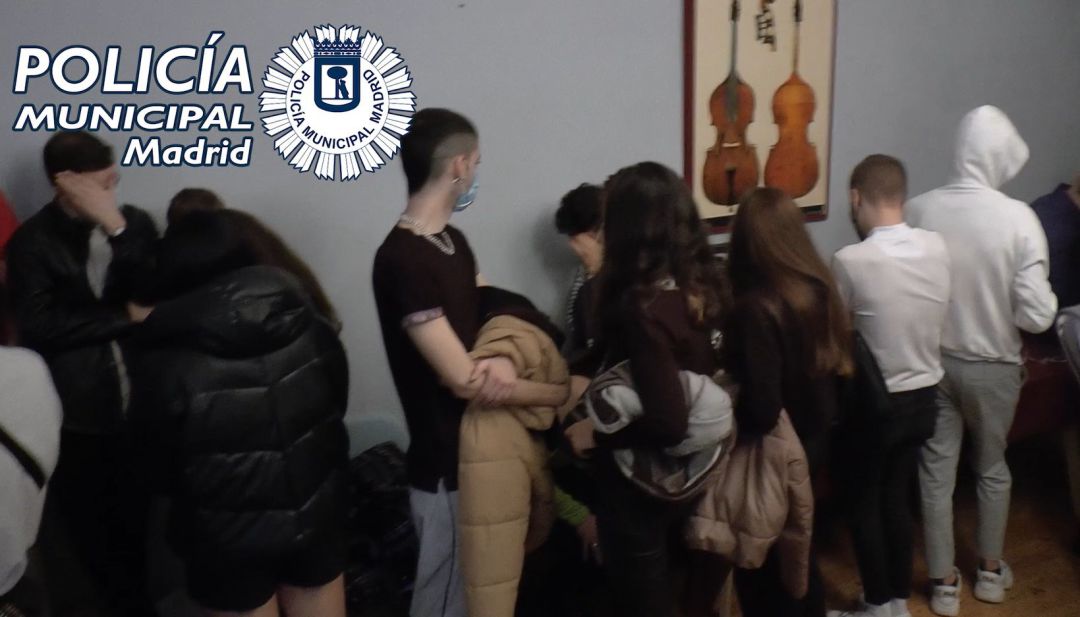 Una de las fiestas ilegales desalojadas en Madrid capital, con 66 jóvenes (11 menores) en un local comercial de la calle Espejo. Una de las fiestas ilegales desalojadas en Madrid capital, con 66 jóvenes (11 menores) en un local comercial de la calle Espejo.