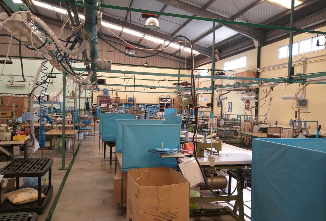 Interior de la fábrica de Alozaina (Málaga) donde se elaborada el material sanitario para hospitales de Andalucía Interior de la fábrica de Alozaina (Málaga) donde se elaborada el material sanitario para hospitales de Andalucía