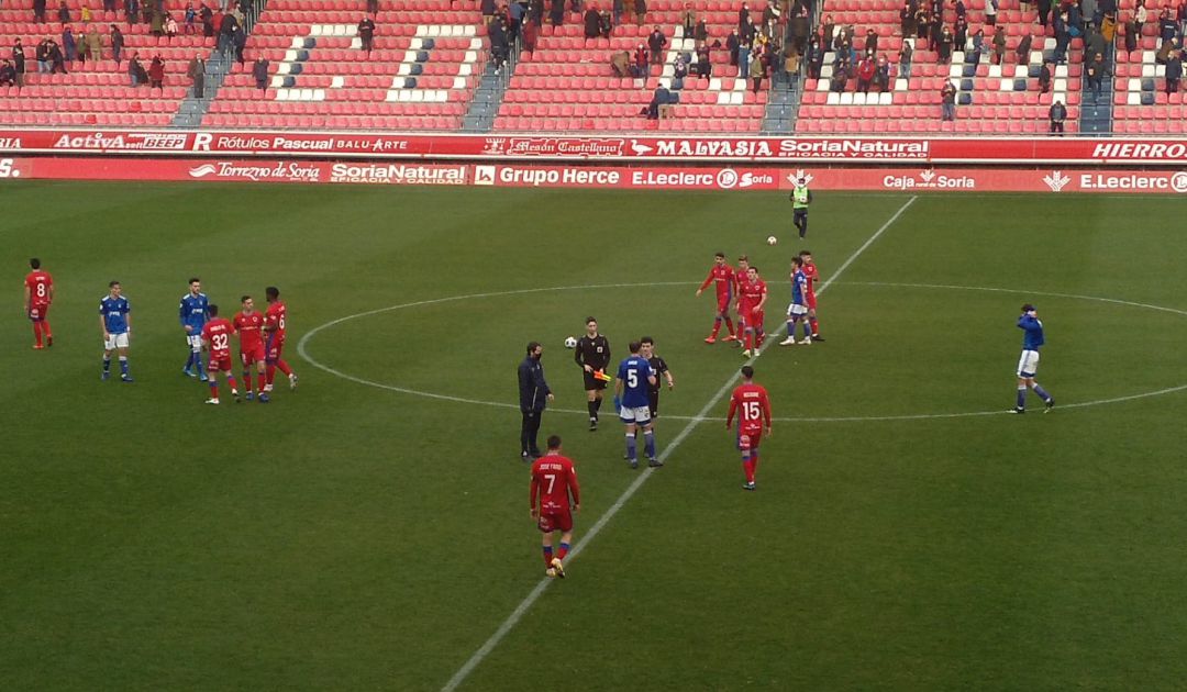 Los jugadores rojillos celebran el triunfo ante el Oviedo B. Los jugadores rojillos celebran el triunfo ante el Oviedo B.