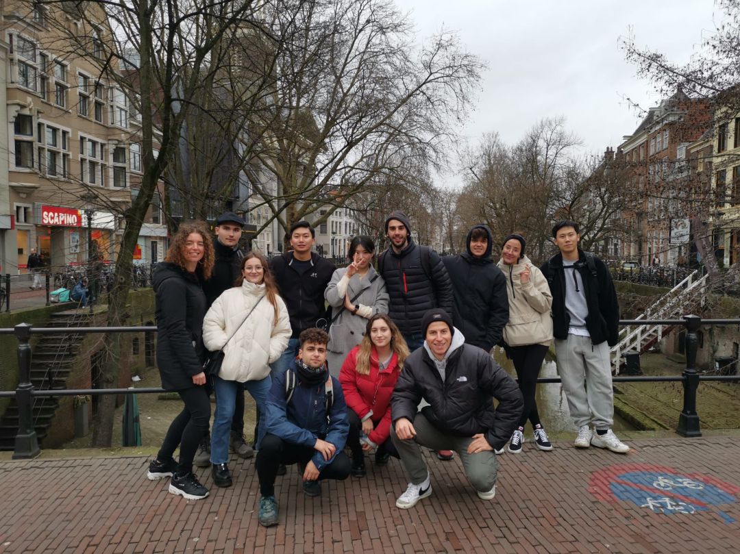Un grupo de españoles en Holanda Un grupo de españoles en Holanda