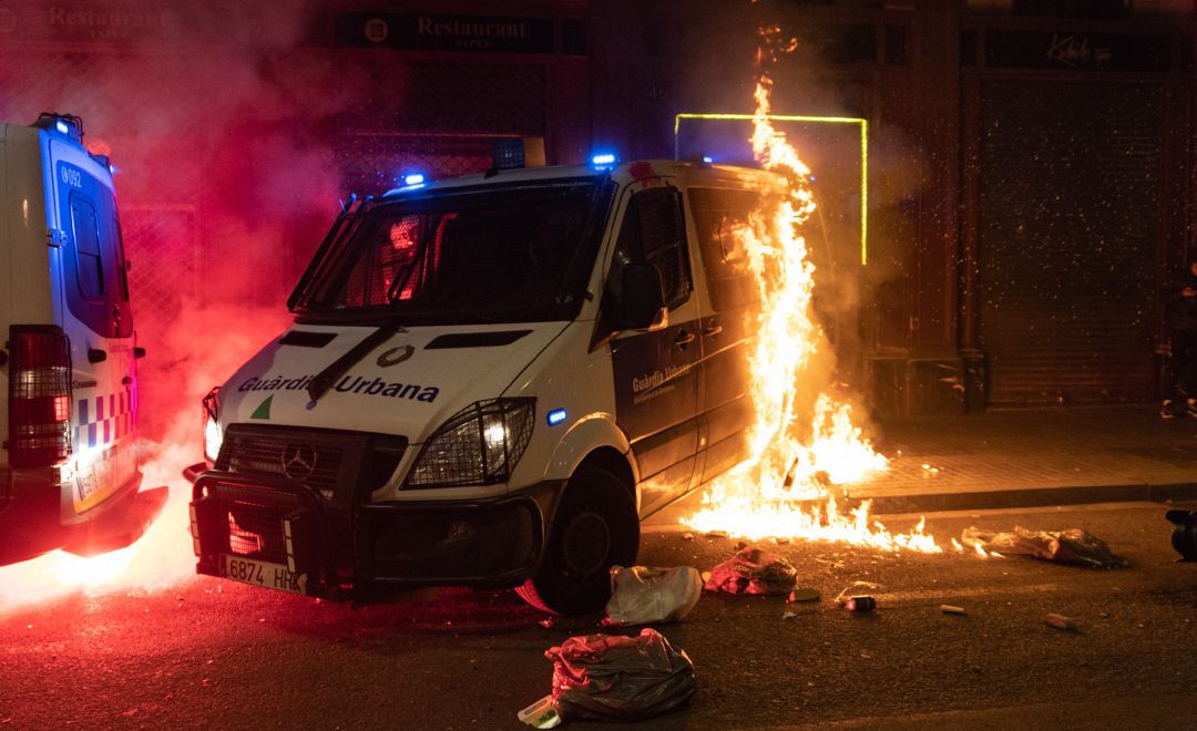 Los detenidos que pasan a prisión provisional están acusados de incendiar una furgoneta de la Guardia Urbana con un agente dentro Los detenidos que pasan a prisión provisional están acusados de incendiar una furgoneta de la Guardia Urbana con un agente dentro