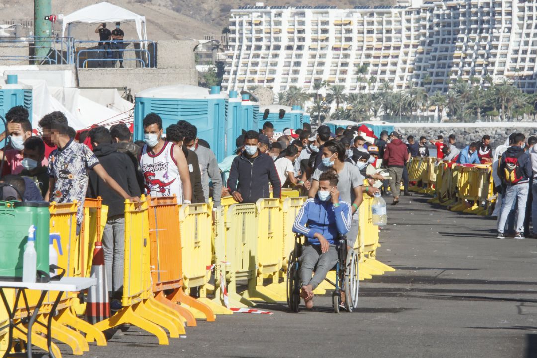 Inmigrantes en el Muelle de Arguineguín, en Gran Canaria Inmigrantes en el Muelle de Arguineguín, en Gran Canaria