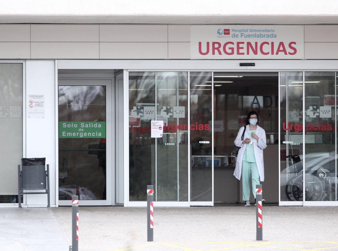 Una sanitaria protegida con guantes y mascarilla en la entrada de Urgencias del Hospital de Fuenlabrada (Madrid) Una sanitaria protegida con guantes y mascarilla en la entrada de Urgencias del Hospital de Fuenlabrada (Madrid)