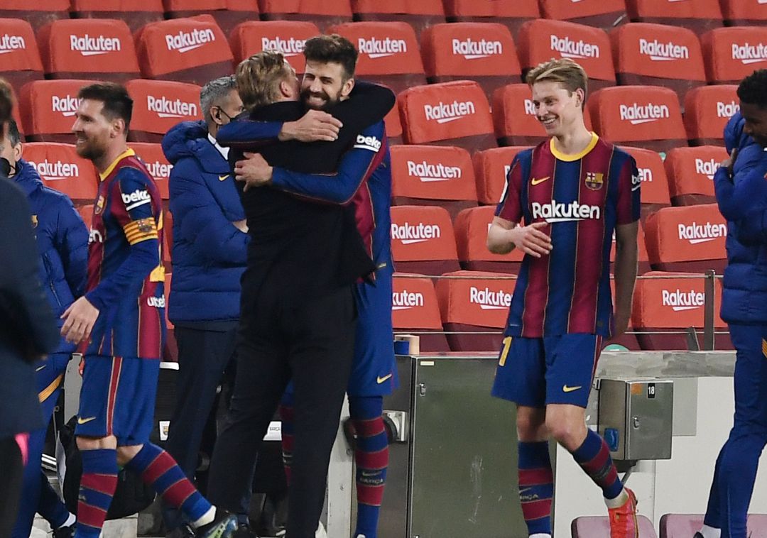 Ronald Koeman se funde en un abrazo con Gerard Piqué Ronald Koeman se funde en un abrazo con Gerard Piqué