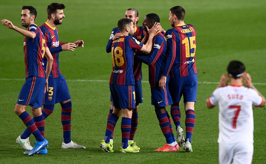 El Barcelona celebra el primer gol del partido ante la mirada de Suso El Barcelona celebra el primer gol del partido ante la mirada de Suso
