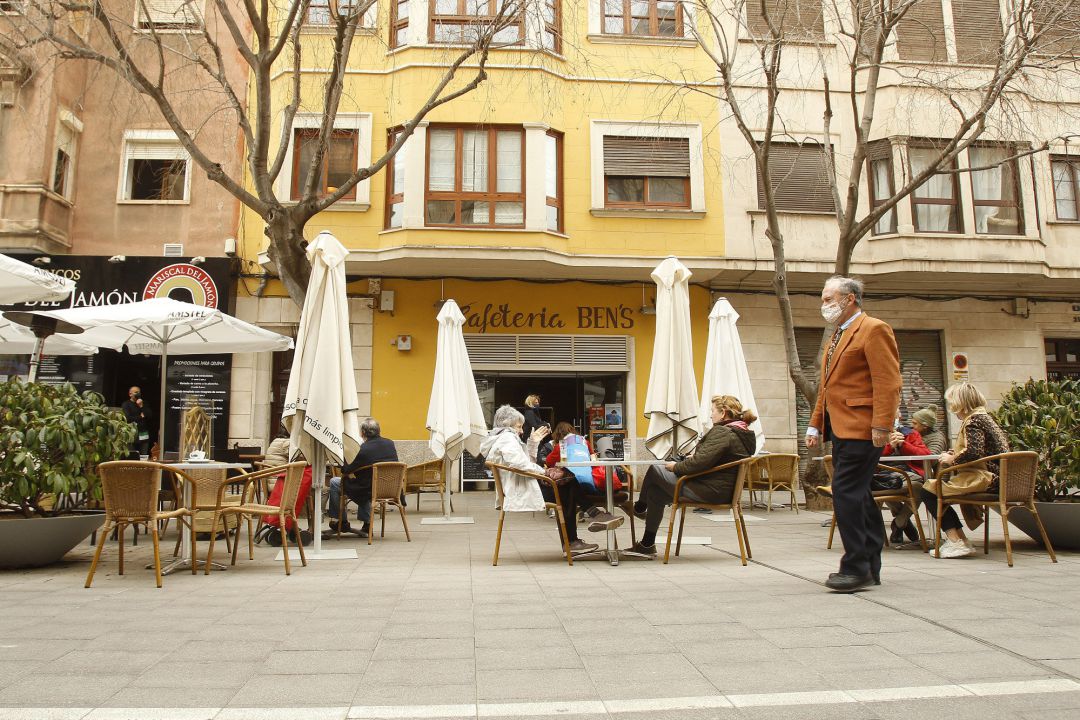 Varias personas en la terraza de un bar en Palma, Mallorca. Varias personas en la terraza de un bar en Palma, Mallorca.