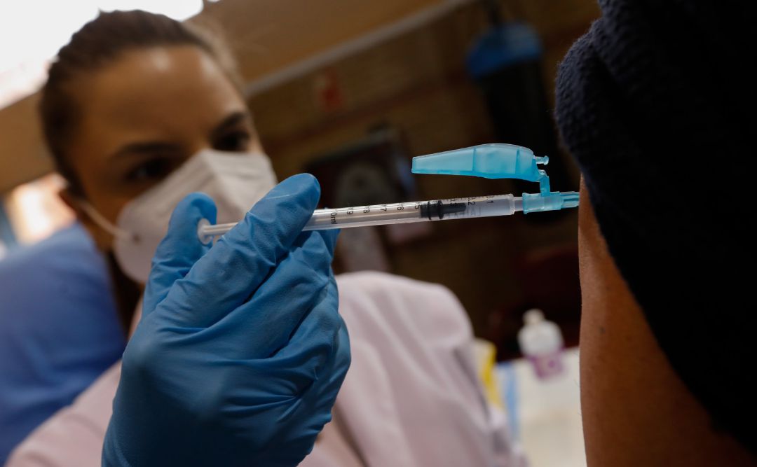 Una trabajadora sanitaria administra una dosis de la vacuna contra el Covid-19. Una trabajadora sanitaria administra una dosis de la vacuna contra el Covid-19.