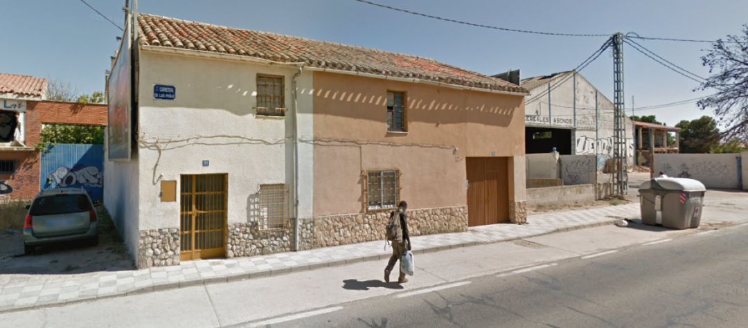Imagen de archivo de un inmigrante llegando a una nave abandonada de Albacete capital Imagen de archivo de un inmigrante llegando a una nave abandonada de Albacete capital