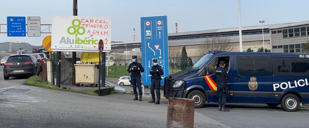 Agentes de la Policía Nacional en Alu Ibérica Agentes de la Policía Nacional en Alu Ibérica