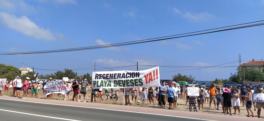 Imagen de archivo de la manifestación, celebrada en agosto de 2020, para exigir la regeneración de la playa de Les Deveses. Imagen de archivo de la manifestación, celebrada en agosto de 2020, para exigir la regeneración de la playa de Les Deveses.