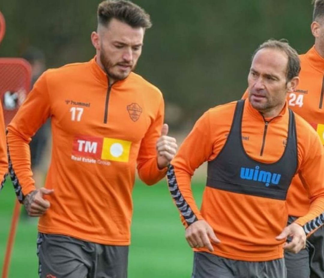Josan, a la izquierda, se ejercita junto a Nino Josan, a la izquierda, se ejercita junto a Nino