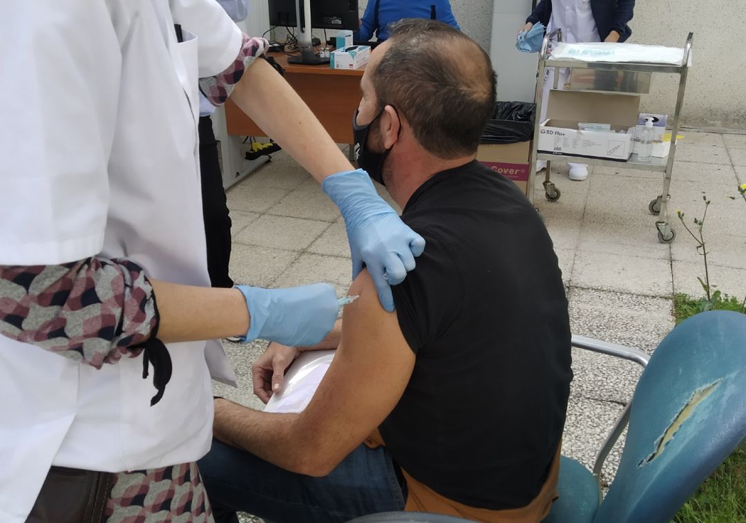Vacunación contra la covid de un agente de la Policía Local de Almuñécar (Granada) Vacunación contra la covid de un agente de la Policía Local de Almuñécar (Granada)