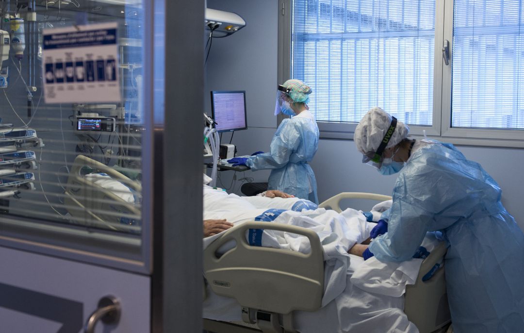 Personal sanitario atendiendo a un paciente ingresado en la Unidad de Cuidados Intensivos (UCI) para enfermos de coronavirus. Personal sanitario atendiendo a un paciente ingresado en la Unidad de Cuidados Intensivos (UCI) para enfermos de coronavirus.