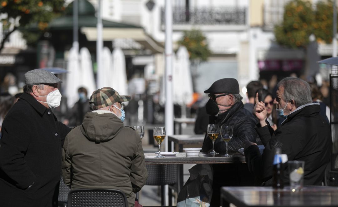Cuatro personas en la terraza de un bar. Cuatro personas en la terraza de un bar.