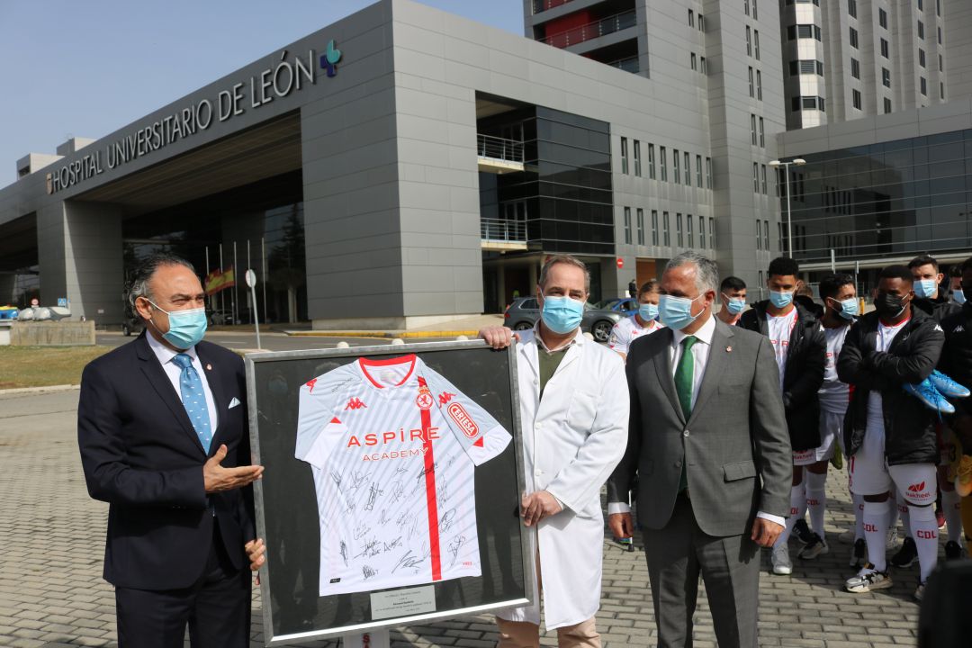El gerente del Hospital de León recibe un obsequio por parte de los dirigentes culturalistas El gerente del Hospital de León recibe un obsequio por parte de los dirigentes culturalistas