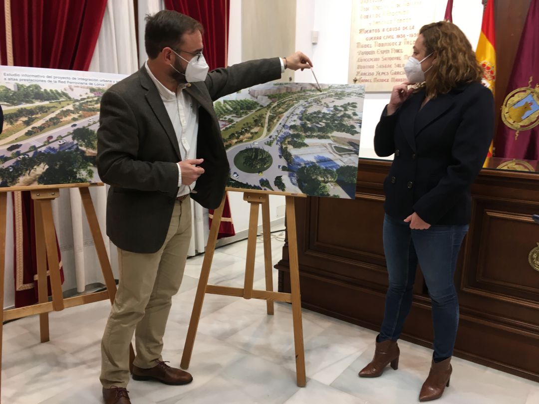 Mateos, durante la presentación del proyecto, junto a Casalduero Mateos, durante la presentación del proyecto, junto a Casalduero