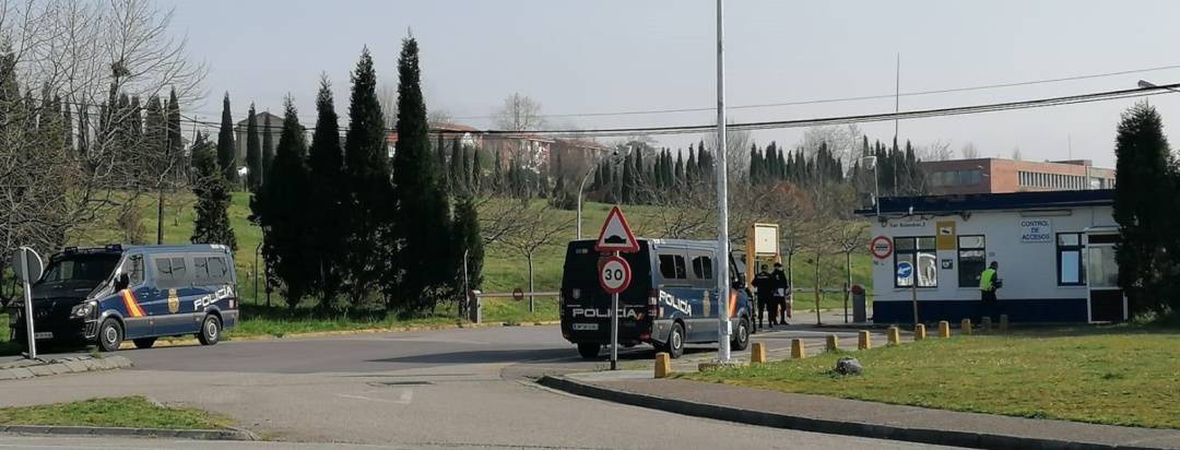 Imagen de la Policía registrando las instalaciones de Alcoa en Avilés. Imagen de la Policía registrando las instalaciones de Alcoa en Avilés.