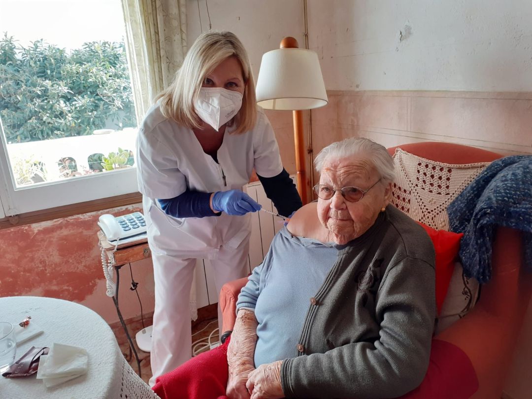 Na Rafaela Pons Florit és la persona de major edat a Menorca que rep la vacuna contra la Covid. Na Rafaela Pons Florit és la persona de major edat a Menorca que rep la vacuna contra la Covid.