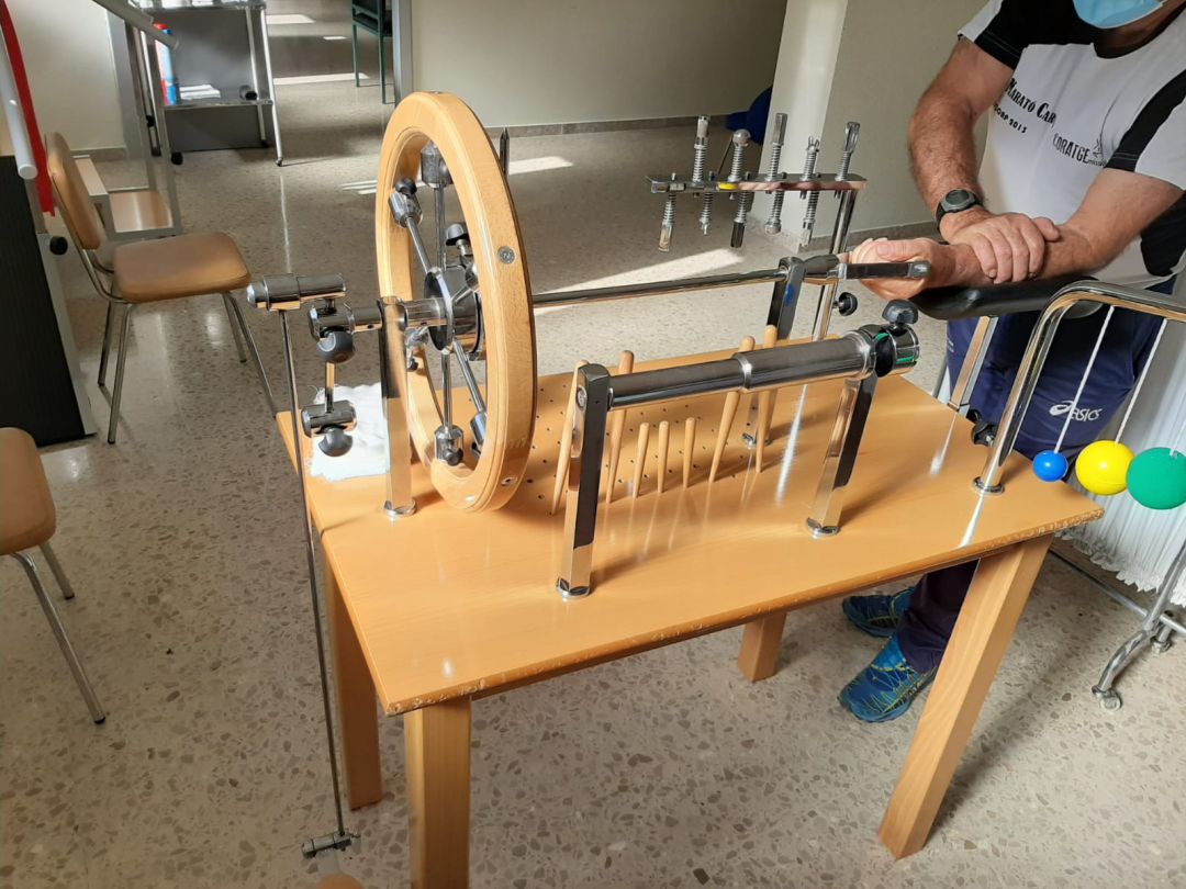 Un pacient realitzant treballs de fisioteràpia Un pacient realitzant treballs de fisioteràpia