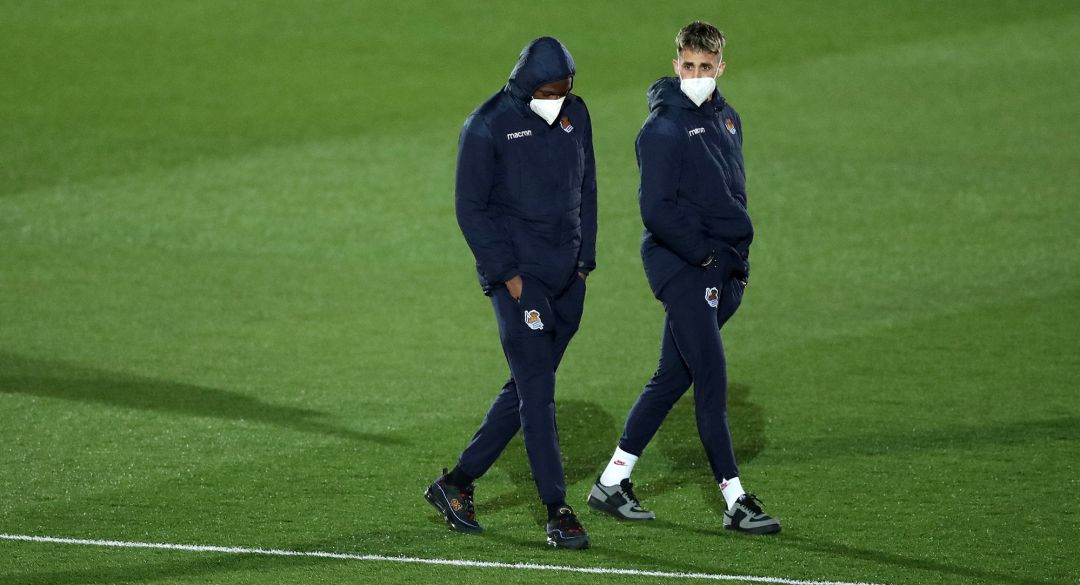 Januzaj conversa con Isak antes de un partido de la Real Januzaj conversa con Isak antes de un partido de la Real