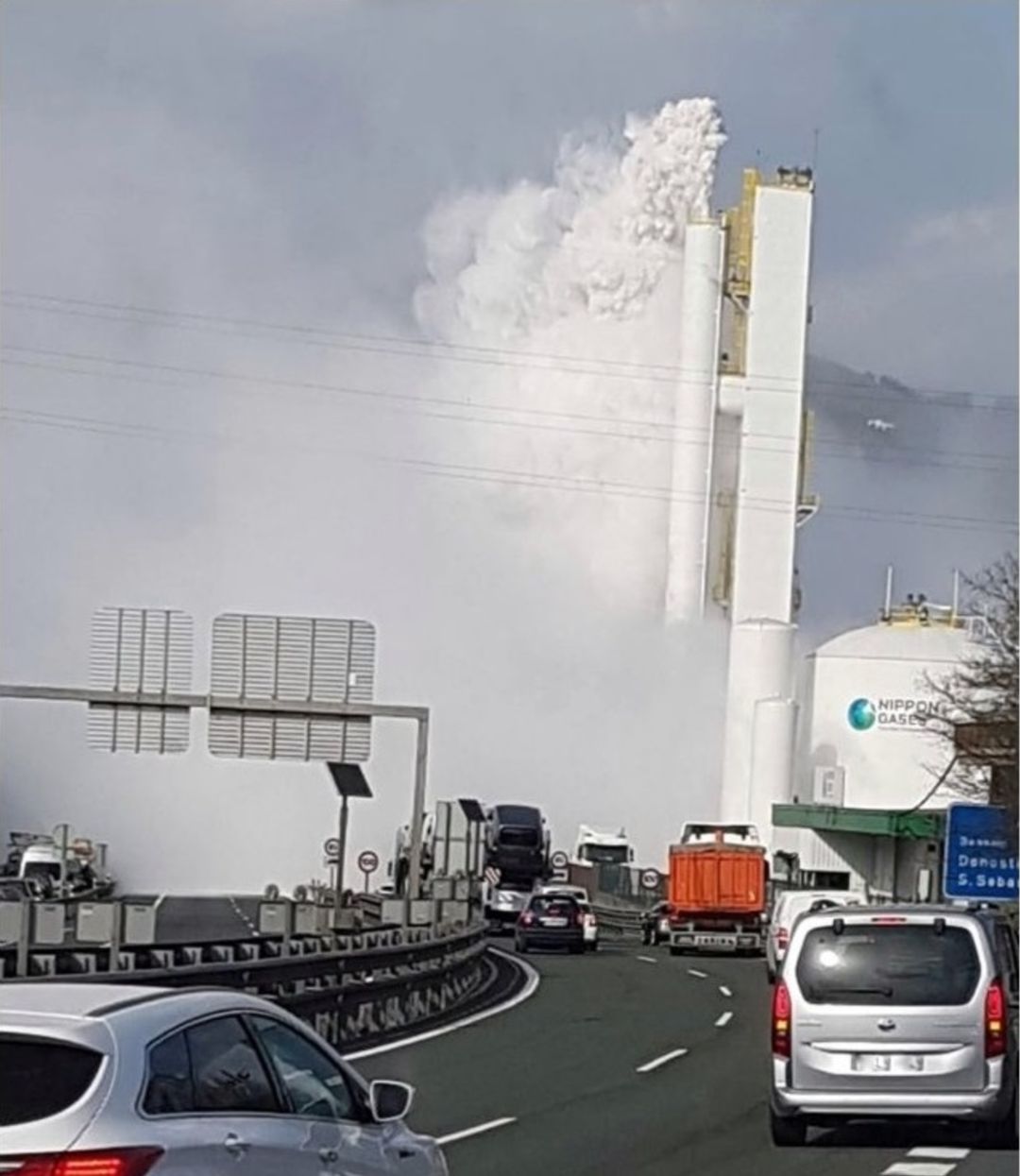 Una gran nube de arena volcánica a la altura de Olaberria dificulta la circulación por la N-1. Una gran nube de arena volcánica a la altura de Olaberria dificulta la circulación por la N-1.