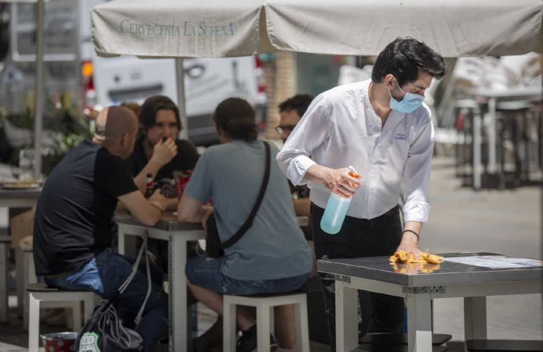 Terrazas de bar durante el primer día de inicio de la Fase 3 de la desescalada, cuando los bares y restaurantes tienen permitido el consumo en barra, y el aforo del 50% en interior y el 75% en terraza. Terrazas de bar durante el primer día de inicio de la Fase 3 de la desescalada, cuando los bares y restaurantes tienen permitido el consumo en barra, y el aforo del 50% en interior y el 75% en terraza.