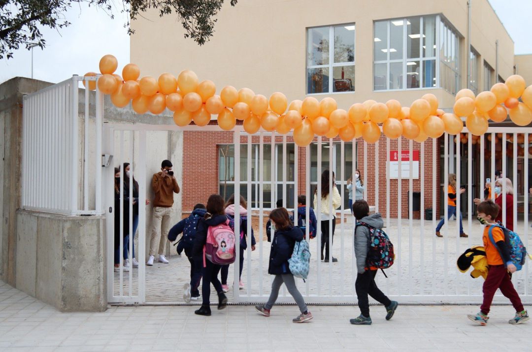 Niños entrando a un colegio valenciano Niños entrando a un colegio valenciano