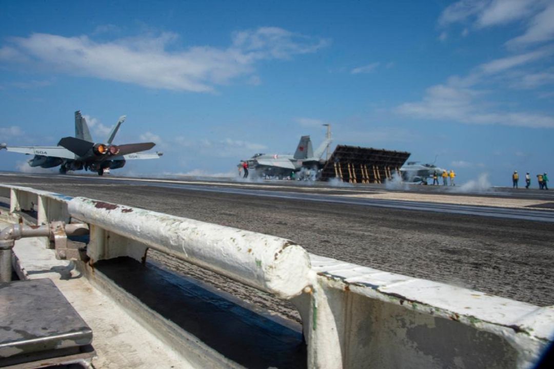 Cazas norteamericanos despegando del portaviones USS Dwight D. Eisenhower. Cazas norteamericanos despegando del portaviones USS Dwight D. Eisenhower.
