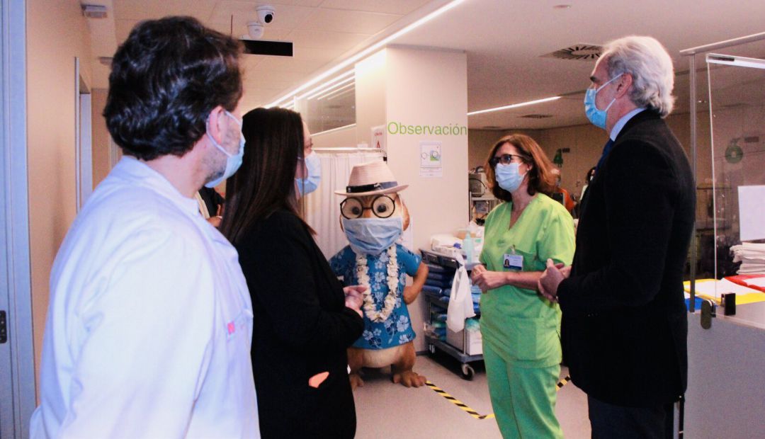 El consejero de Sanidad, Ruiz Escudero, (d), durante su visita a las renovadas Urgencias Pediátricas del Hospital U. de Fuenlabrada; junto a él el Dr. Cucarella, director de Continuidad Asistencial, Gema Sarmiento , Directora Gerente y la Dra. Rivero, jefa del servicio de Pediatria. El consejero de Sanidad, Ruiz Escudero, (d), durante su visita a las renovadas Urgencias Pediátricas del Hospital U. de Fuenlabrada; junto a él el Dr. Cucarella, director de Continuidad Asistencial, Gema Sarmiento , Directora Gerente y la Dra. Rivero, jefa del servicio de Pediatria.