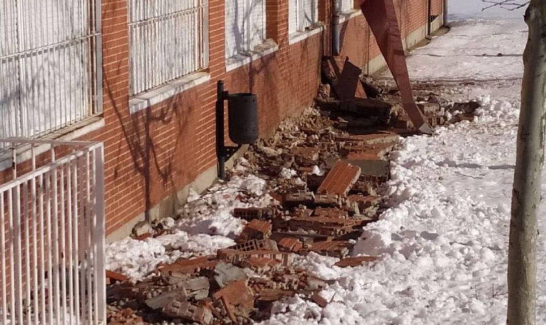 Imagen de los desperfectos que provocó en el centro el temporal de nieve del pasado mes de enero. Imagen de los desperfectos que provocó en el centro el temporal de nieve del pasado mes de enero.