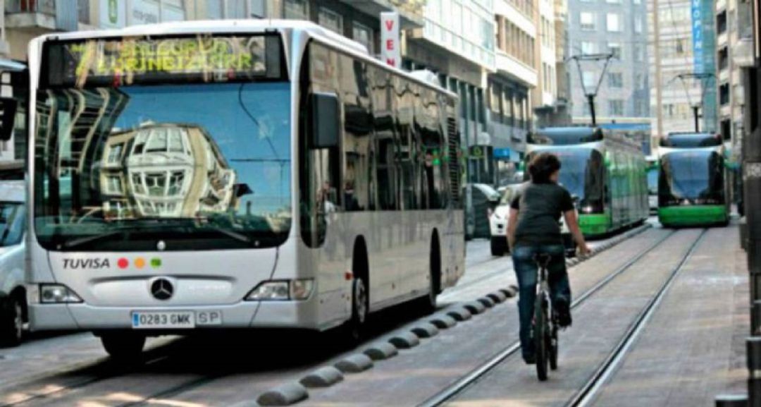 Una bicicleta circula por General Álava Una bicicleta circula por General Álava
