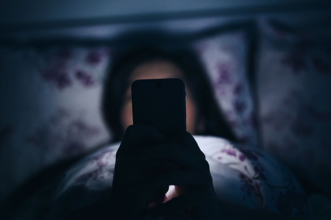 El uso del móvil por la noche engorda y aumenta el riesgo de sufrir enfermedades metabólicas El uso del móvil por la noche engorda y aumenta el riesgo de sufrir enfermedades metabólicas