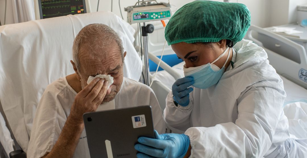 Un paciente del Hospital del Mar de Barcelona llora al conversar con sus familiares. Un paciente del Hospital del Mar de Barcelona llora al conversar con sus familiares.