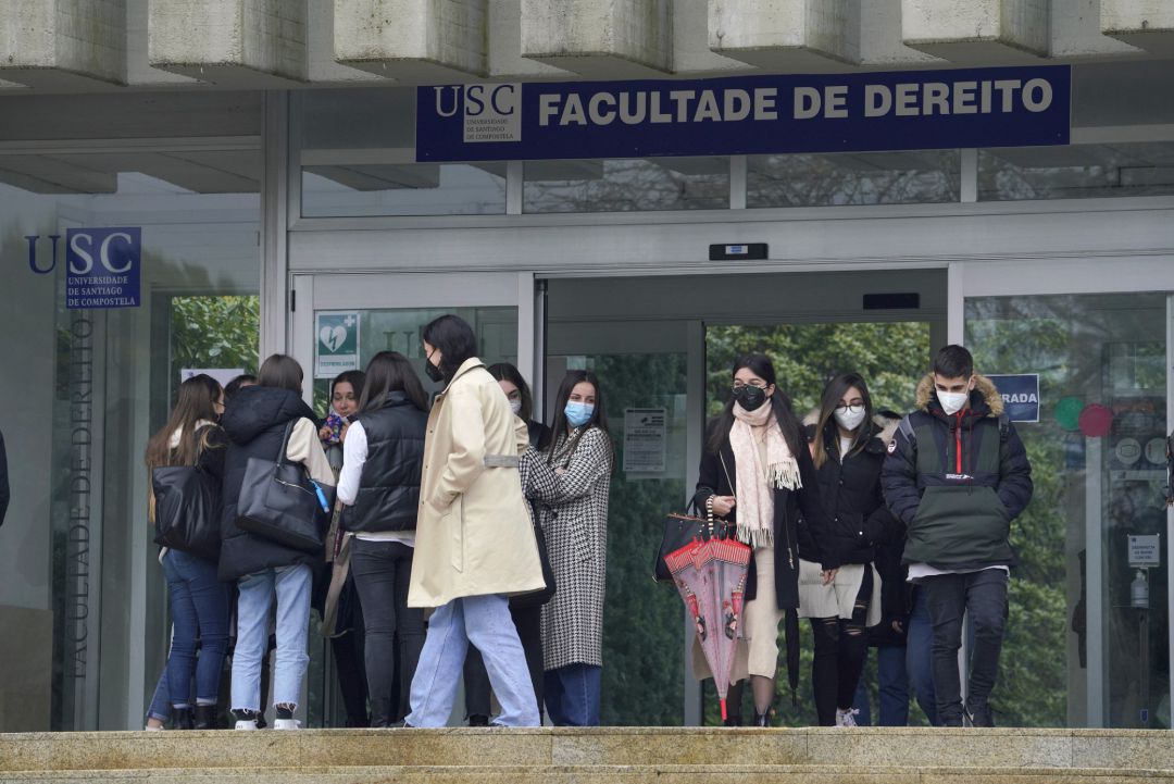 Alumnos salen de la Facultad de Derecho durante el primer día en el que los estudiantes universitarios gallegos vuelven a las aulas, en Santiago de Compostela, el pasado 1 de marzo Alumnos salen de la Facultad de Derecho durante el primer día en el que los estudiantes universitarios gallegos vuelven a las aulas, en Santiago de Compostela, el pasado 1 de marzo