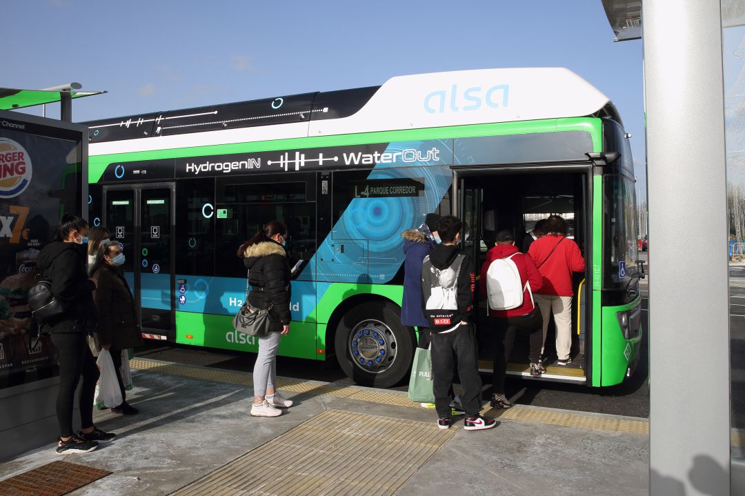 Varios viajeros acceden al autobús de hidrógeno que se está probando en Madrid. Varios viajeros acceden al autobús de hidrógeno que se está probando en Madrid.