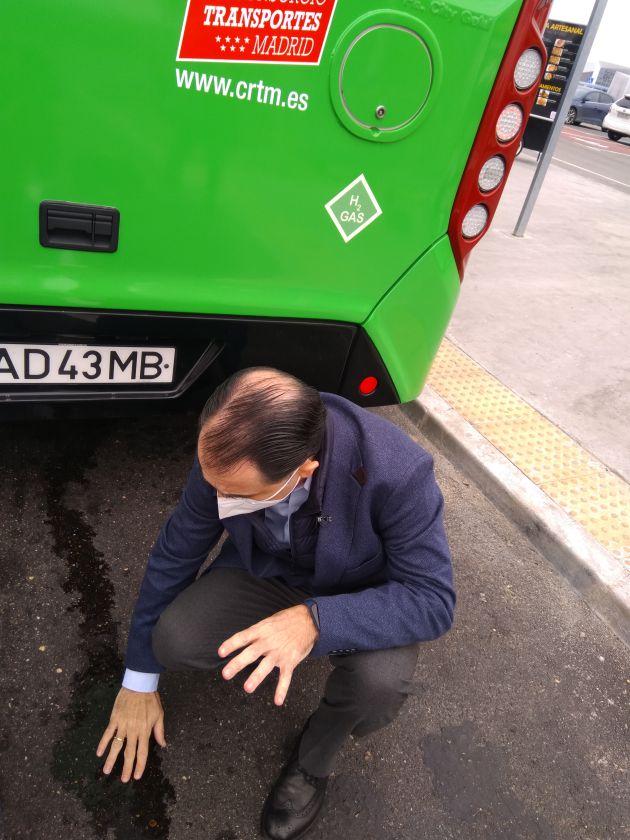 El autobús a prueba en Torrejón sólo emite agua, como muestra el director general de Ingeniería de Alsa. El autobús a prueba en Torrejón sólo emite agua, como muestra el director general de Ingeniería de Alsa.