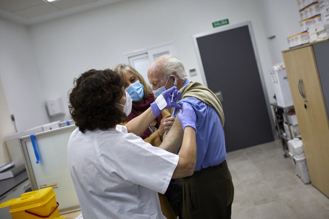 Un octogenario es vacunado con la primera dosis de la vacuna de Pfizer en un centro de salud en Madrid.
Un octogenario es vacunado con la primera dosis de la vacuna de Pfizer en un centro de salud en Madrid.