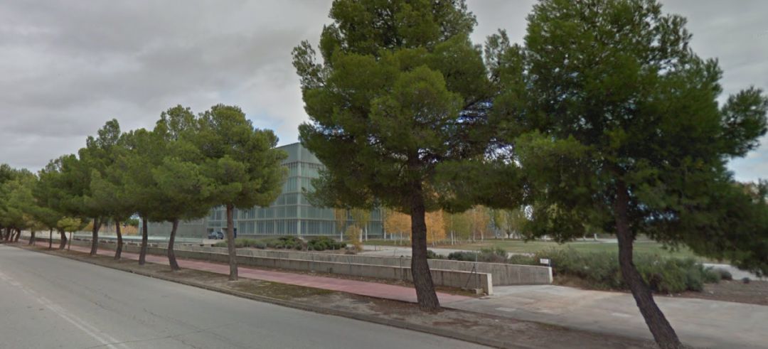 Imagen de la fachada posterior del Palacio de Congresos y del acceso al muelle de carga Imagen de la fachada posterior del Palacio de Congresos y del acceso al muelle de carga