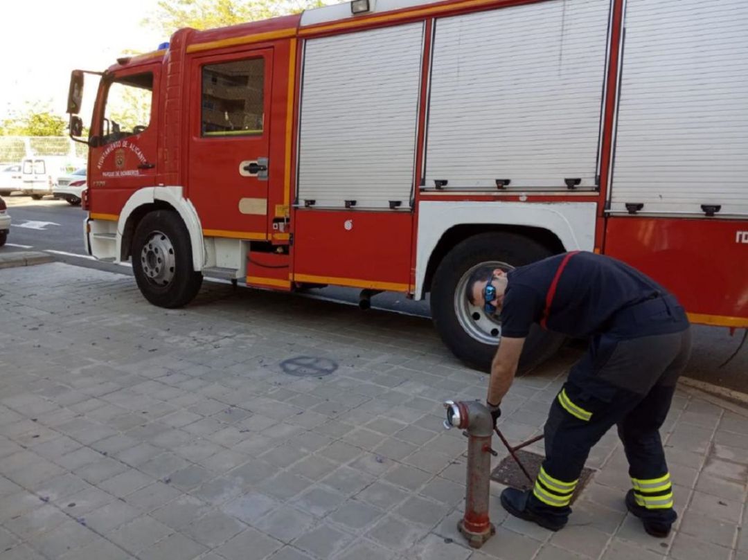 Un efectivo del SPEIS junto a uno de los vehículos de la flota Un efectivo del SPEIS junto a uno de los vehículos de la flota