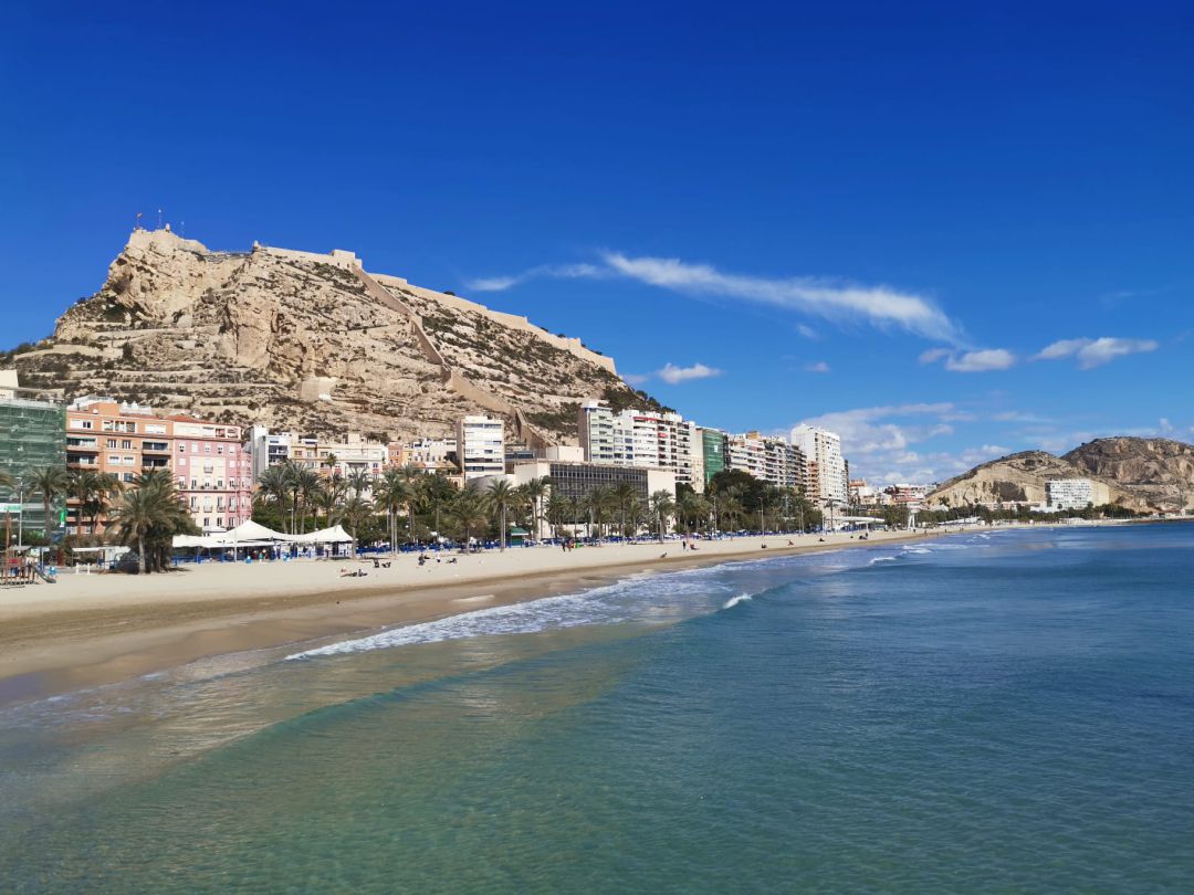 Frente litoral de Alicante desde la playa de El Postiguet Frente litoral de Alicante desde la playa de El Postiguet