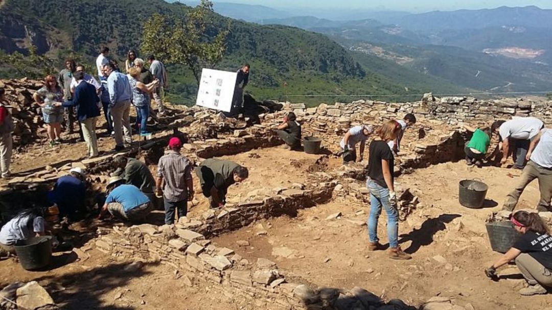 Imagen de archivo de un campo de trabajo en el castro de la Peña del Hombre Imagen de archivo de un campo de trabajo en el castro de la Peña del Hombre