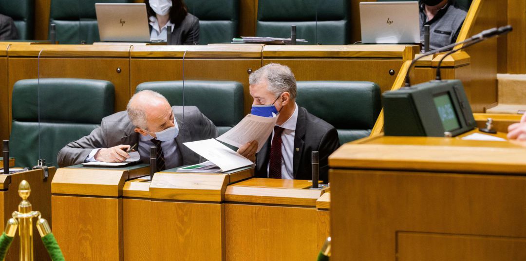 El lehendakari Iñigo Urkullu (d) conversa con el vicelehendakari primero y consejero de Seguridad, Josu Erkoreka, durante el pleno del Parlamento Vasco El lehendakari Iñigo Urkullu (d) conversa con el vicelehendakari primero y consejero de Seguridad, Josu Erkoreka, durante el pleno del Parlamento Vasco