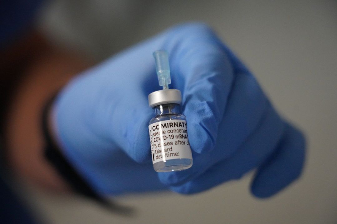 Un sanitario inyecta la dosis de la vacuna contra el Covid-19 en uno de los centros Mutualia del País Vasco, en la Clínica Ercilla Mutualia, en Bilbao, Vizcaya, Euskadi, (España), a 26 de febrero de 2021 Un sanitario inyecta la dosis de la vacuna contra el Covid-19 en uno de los centros Mutualia del País Vasco, en la Clínica Ercilla Mutualia, en Bilbao, Vizcaya, Euskadi, (España), a 26 de febrero de 2021