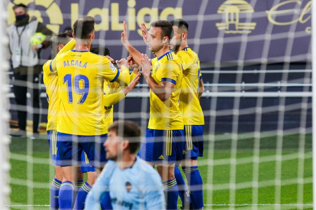 Los jugadores del Cádiz celebran un gol del equipo amarillo. Los jugadores del Cádiz celebran un gol del equipo amarillo.