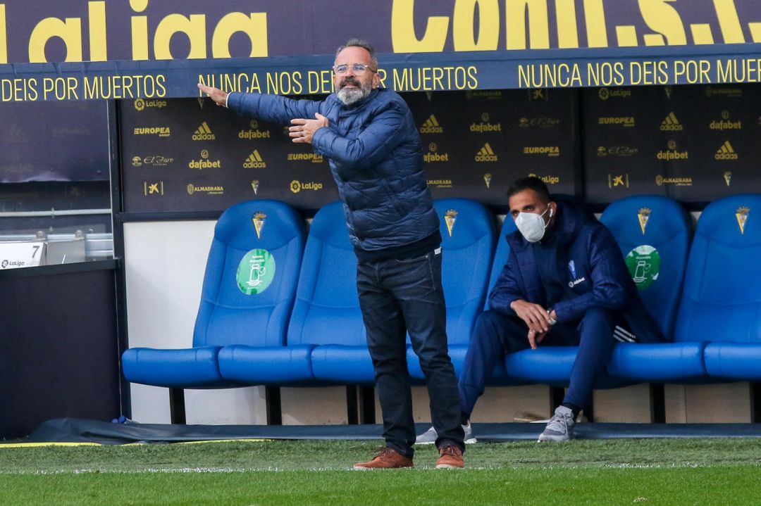 Cervera junto a su segundo, Roberto Perea, durante un partido del Cádiz en Carranza. Cervera junto a su segundo, Roberto Perea, durante un partido del Cádiz en Carranza.