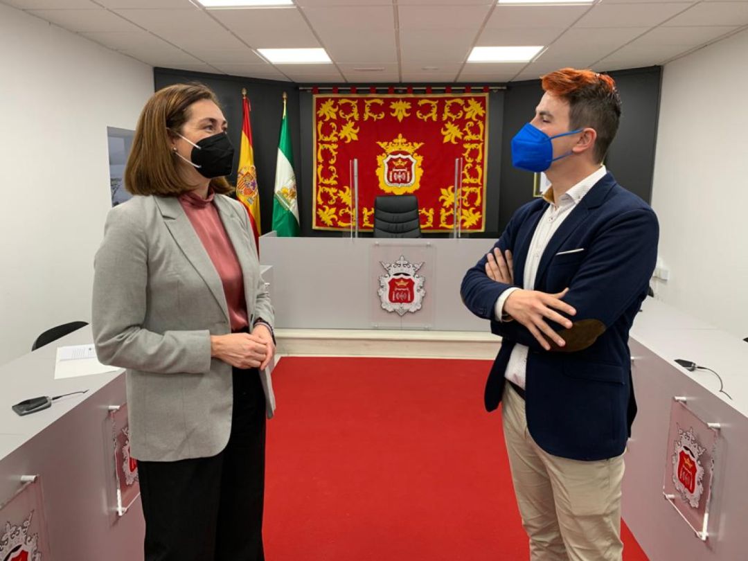 La concejal de igualdad, Cristina Durán, junto al director de ‘Entre Bambalinas’, Ángel Manzano La concejal de igualdad, Cristina Durán, junto al director de ‘Entre Bambalinas’, Ángel Manzano