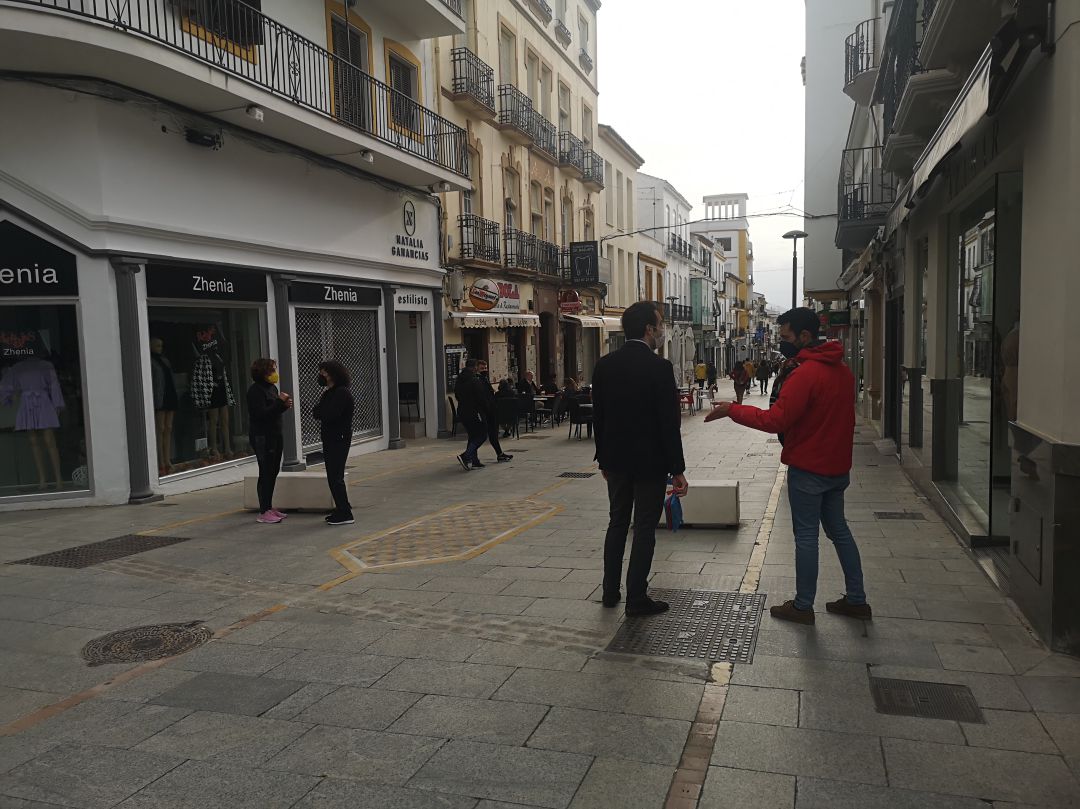 Varios ciudadanos conversan en la carrera Espinel Varios ciudadanos conversan en la carrera Espinel